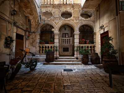 Nella citt� vecchia poi risuona ancora oggi il nome della cantina di Calandr�idde, l�appellativo con cui veniva chiamato Gaetano Dentamaro, colui che la fond� nel 1860 in corte Alberolungo. All�inizio del 900 l�attivit� si spost� nel suggestivo cortile di palazzo Nitti Valentini in piazzetta 62 Marinai
